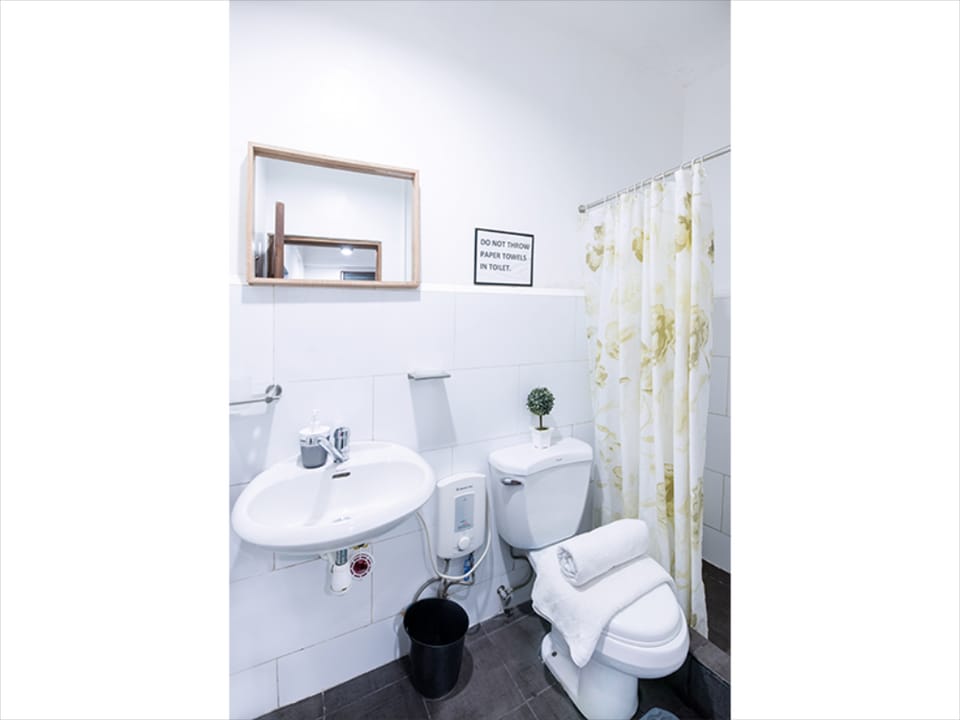 Private Room 09 - Poblacion Makati House Vacation rental in Makati