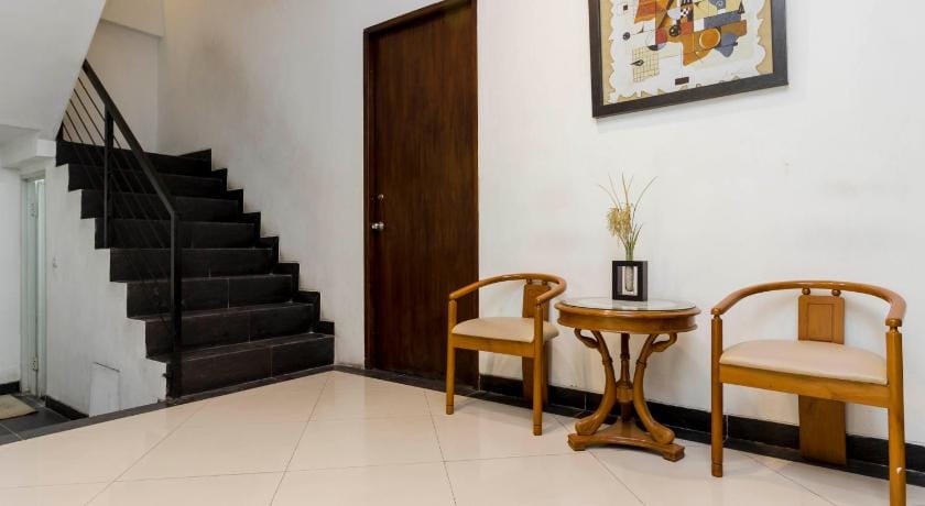 RedDoorz Plus @ Pasar Baru Bed and Breakfast in Jakarta