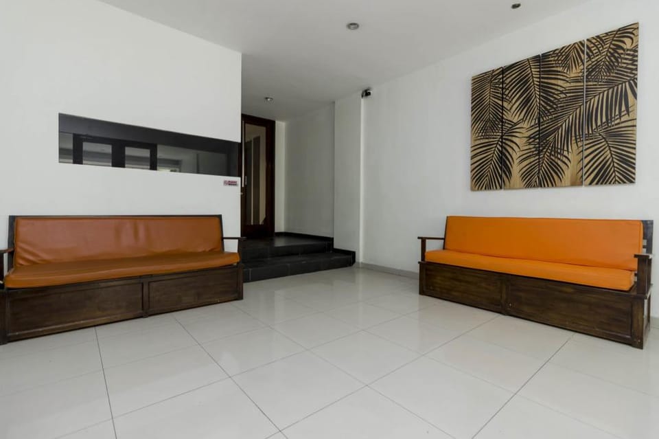 RedDoorz Plus @ Pasar Baru Bed and Breakfast in Jakarta