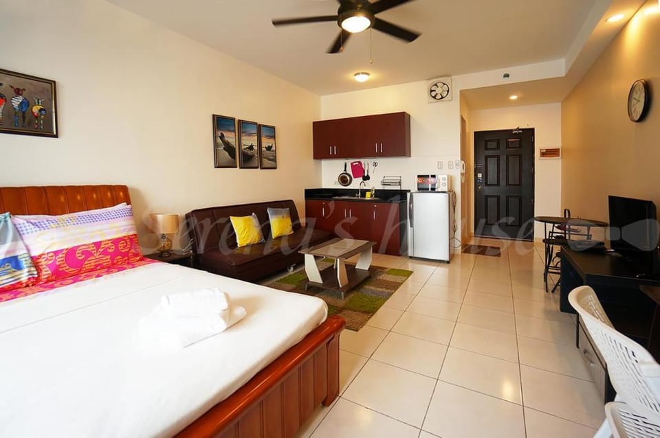 Geri's- Malate Korean Town City View Studio Apartment in Manila City