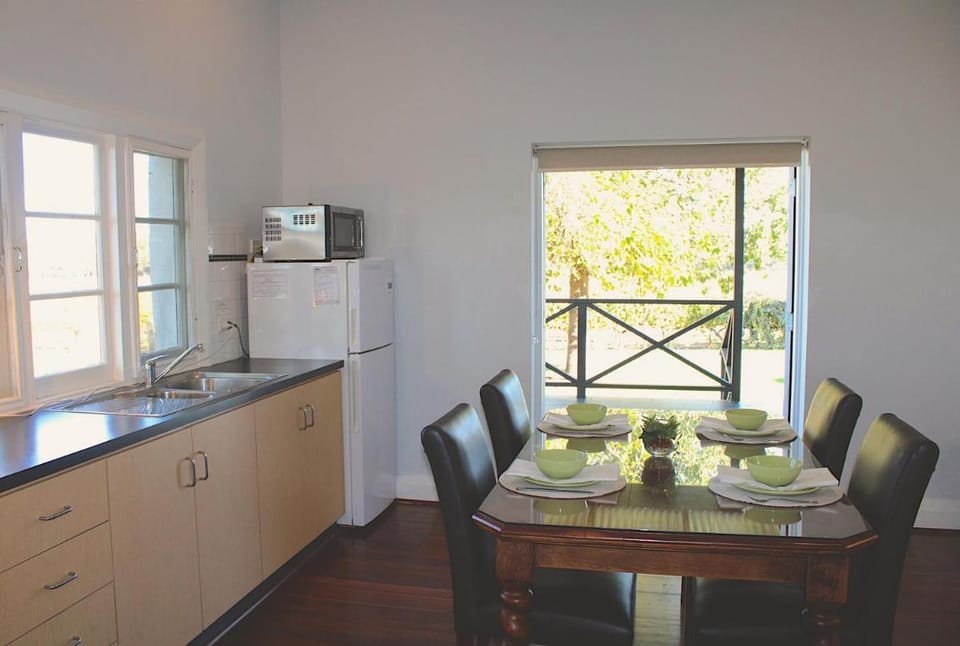 Upper Reach Spa Cottage Villa in Henley Brook
