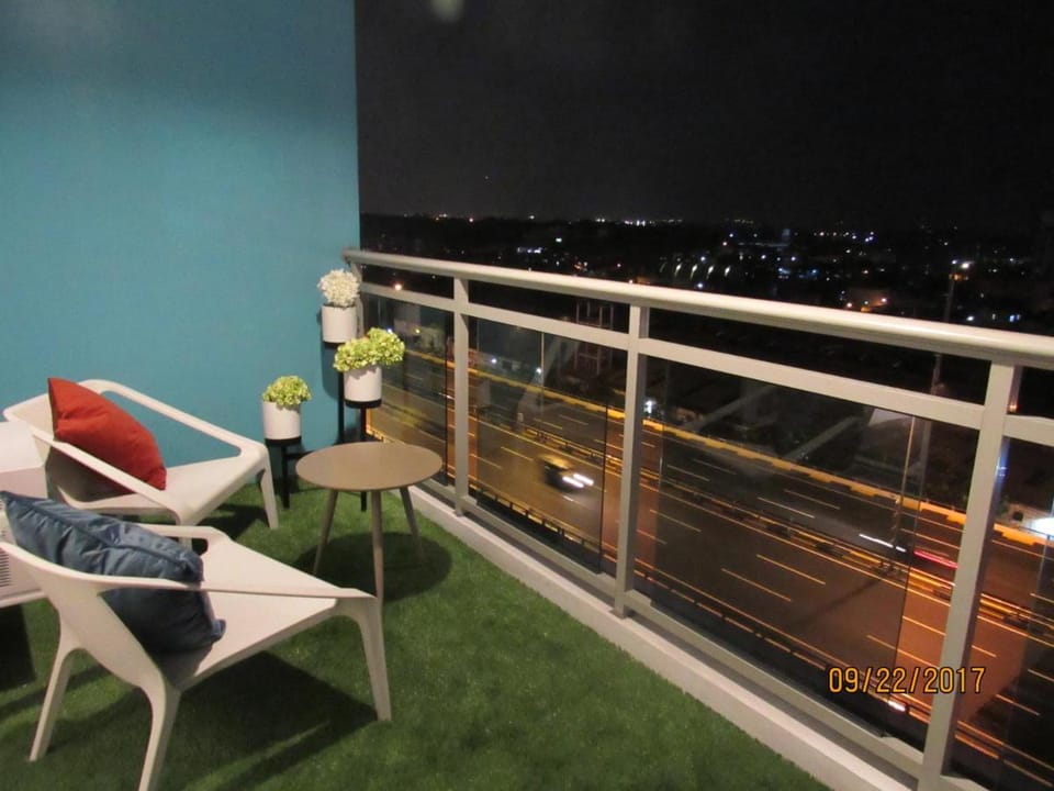 Azure Urban Beach Resort Manila by Radlett Apartment in Paranaque