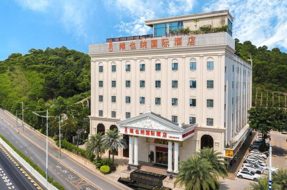 Vienna International Hotel Shenzhen Bantian Jihua Road Shangxue Hotel in Shenzhen
