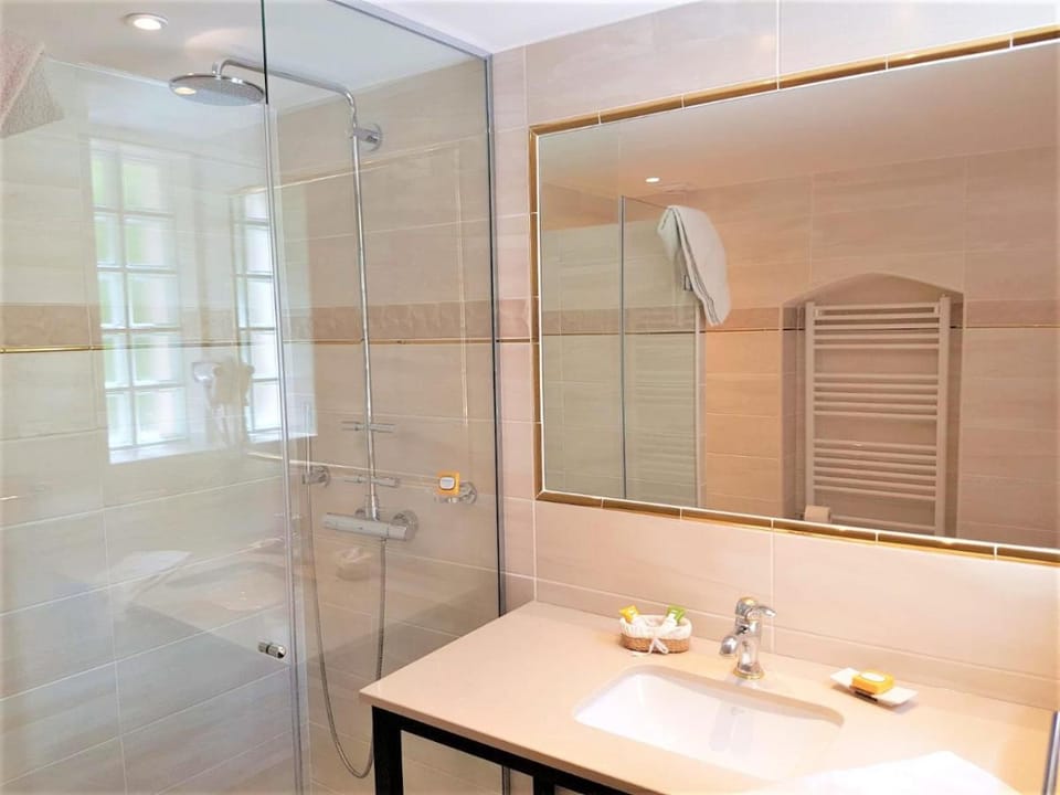 B&B with charm, quiet, kitchen, sw pool. Bed and Breakfast in Grasse