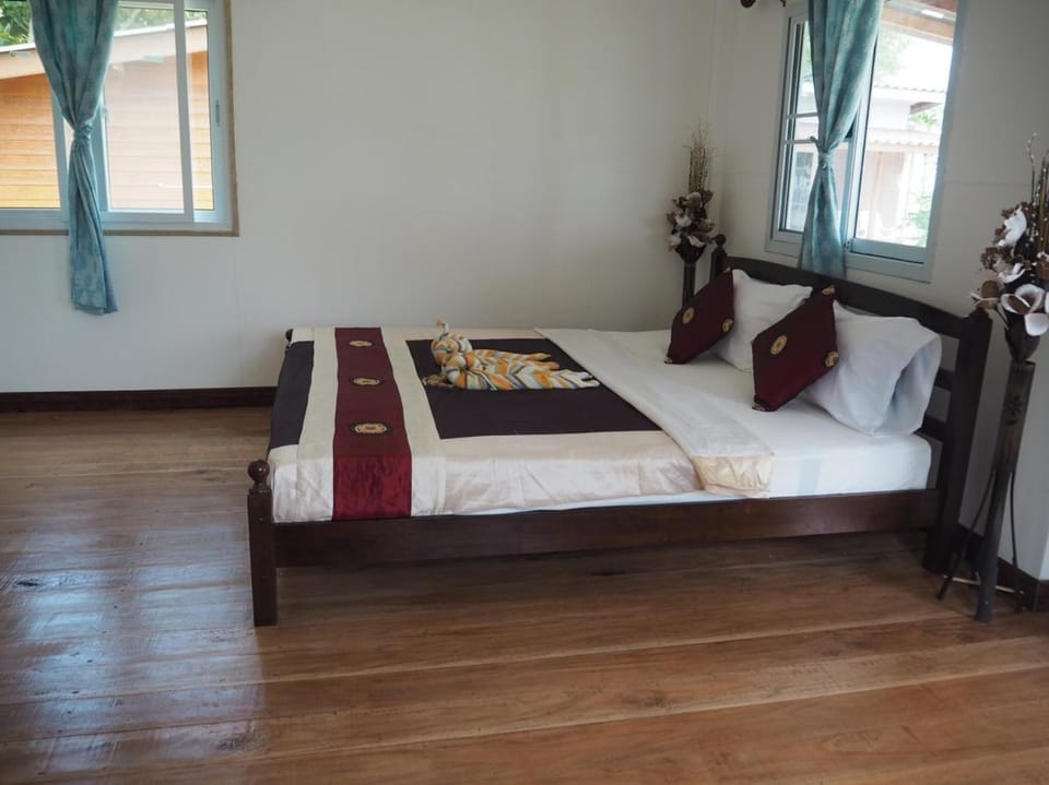Koh Ngai Seafood Resort in Krabi Changwat