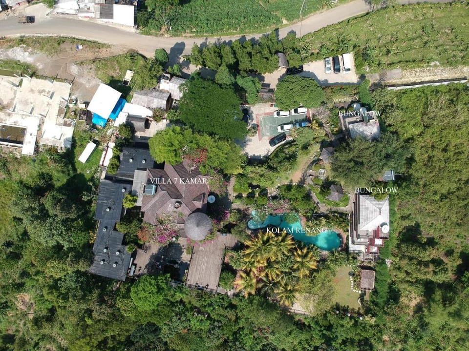 EdensoR Hills Villa, Resort & Café Sharia Hotel in West Java