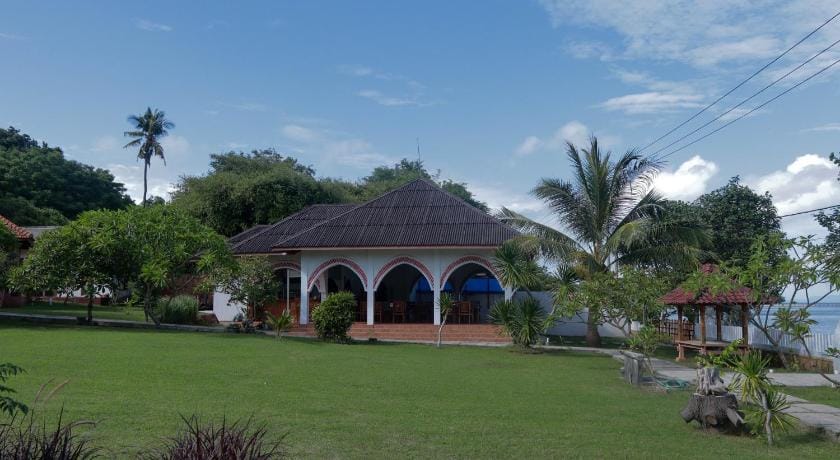 Gili Gede Island - Yut Inn Flower Paradise Hotel in Central Sekotong