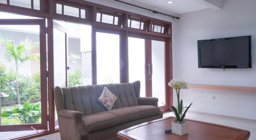 MK HOUSE TENDEAN Bed and Breakfast in South Jakarta City