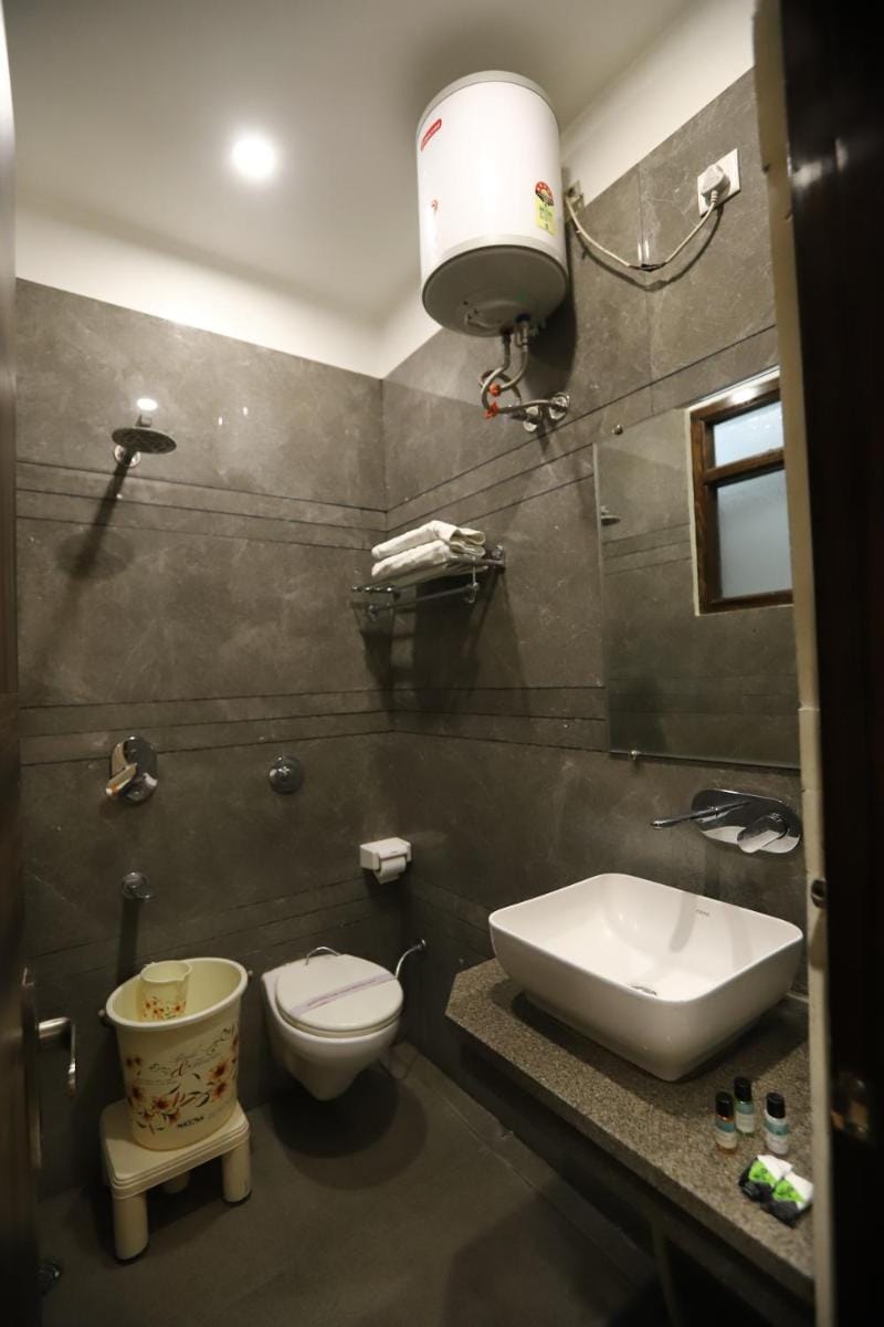 Hotel Malhotra inn 50 Meter from Golden Temple Hotel in Punjab, India