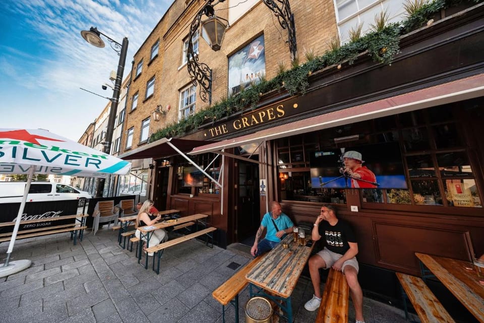 The Grapes Pub Inn in Southampton