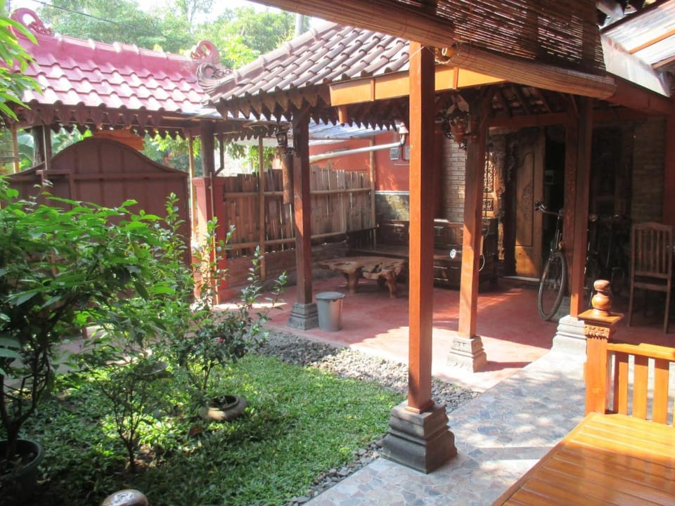 Rumah Ukhi Guest House Inn in Special Region of Yogyakarta