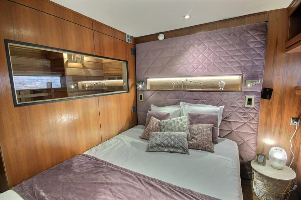 Le VIP Paris - Yacht Hotel Hotel in Paris