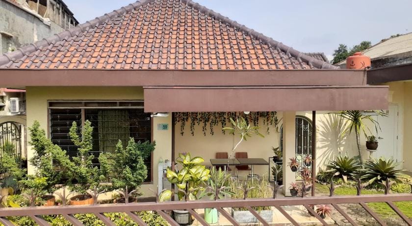 GIO Guesthouse Bogor (perlu bukti nikah) Bed and Breakfast in West Java