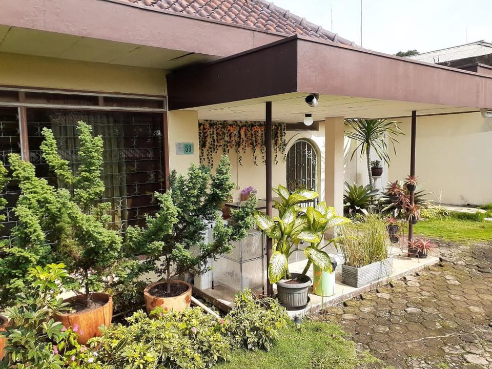 GIO Guesthouse Bogor (perlu bukti nikah) Bed and Breakfast in West Java