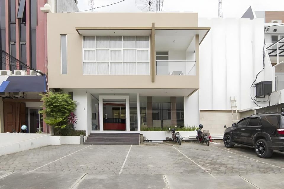 RedDoorz near Universitas Diponegoro Hotel in Indonesia
