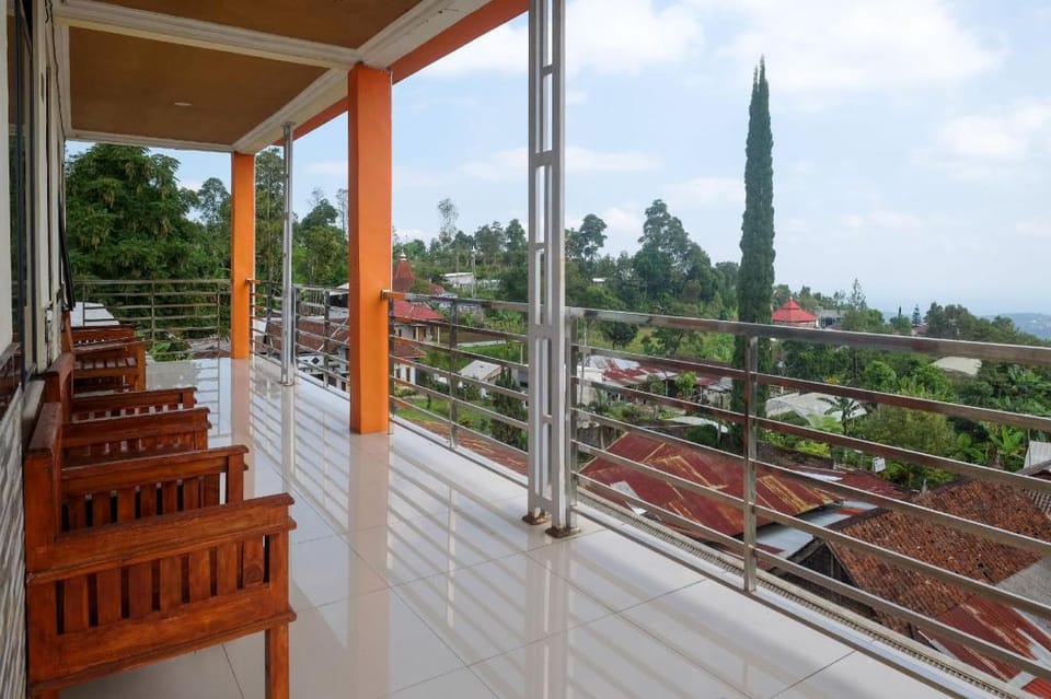 RedDoorz near Candi Sukuh Karanganyar Hotel in East Java