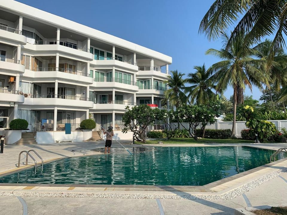 Renovated Large Loft Style Beach F Condo w/netflix Apartment in Hua Hin District