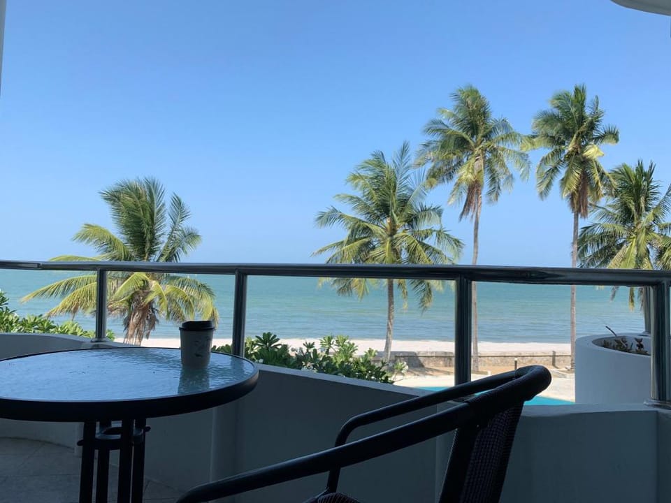 Renovated Large Loft Style Beach F Condo w/netflix Apartment in Hua Hin District