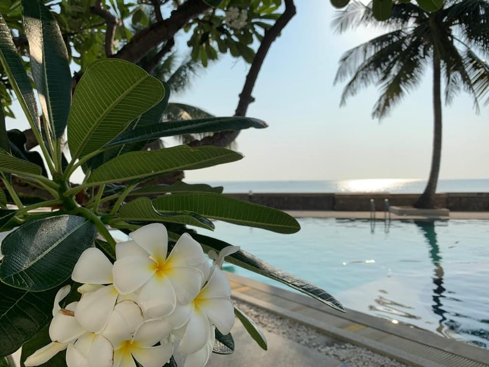 Renovated Large Loft Style Beach F Condo w/netflix Apartment in Hua Hin District