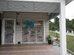 RAISHA HOMESTAY( 3 BEDROOMS FULLY AIRCOND) + Unifi Vacation rental in Perak Tengah District