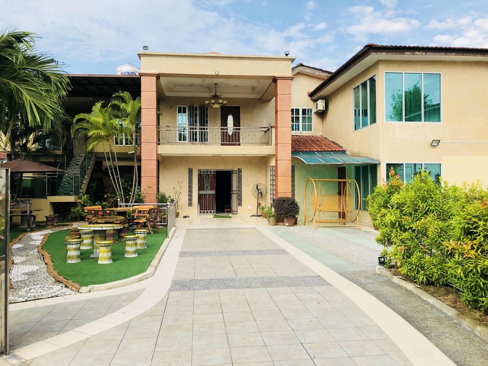 One 5 Residence Homestay Puchong 15rooms 38pax Vacation rental in Selangor, Malaysia