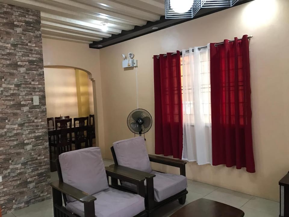 Lemon Transient House Bed and Breakfast in Angeles