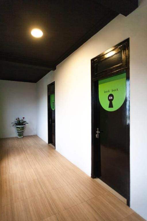 Azzahra Guest House Syariah near Juanda Bed and Breakfast in East Java