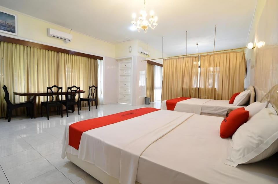 RedDoorz Plus @ Laweyan Bed and Breakfast in Special Region of Yogyakarta