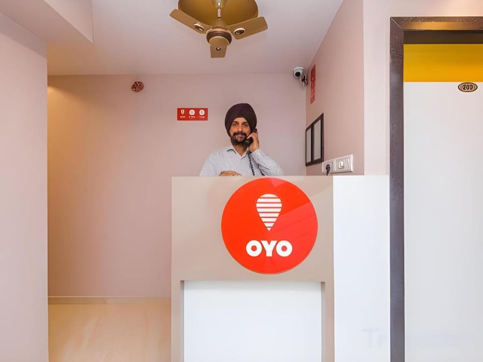Super Collection O Andheri West Near KokilaBen Hospital Hotel in Mumbai