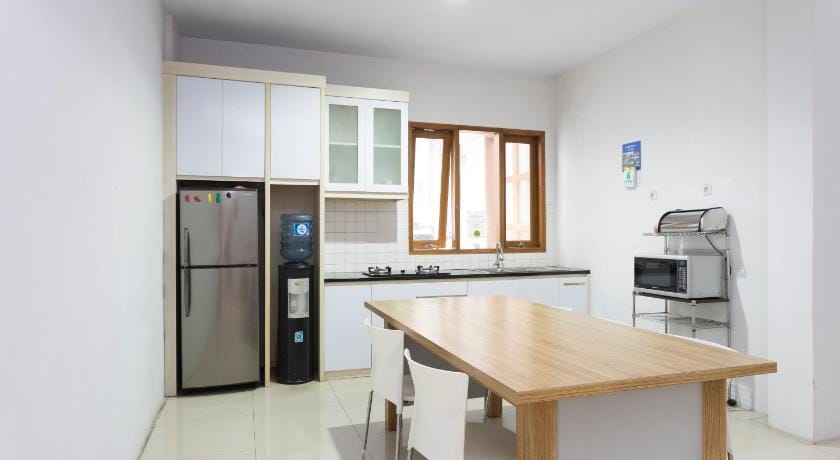RedDoorz Plus near Cilandak Town Square 2 Bed and Breakfast in South Jakarta City