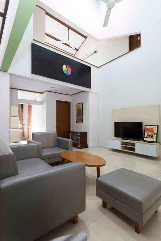 RedDoorz Plus near Cilandak Town Square 2 Bed and Breakfast in South Jakarta City