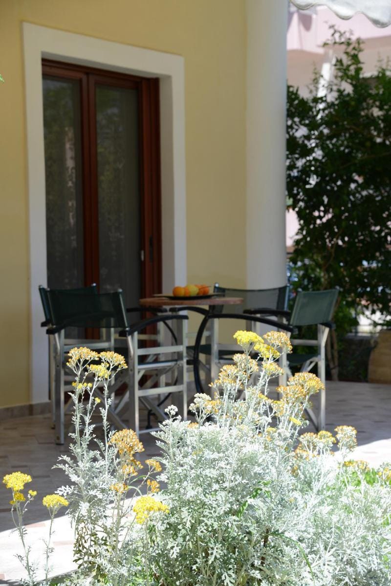 Pappas Family House with Sunny Garden View Apartment in Nafplion
