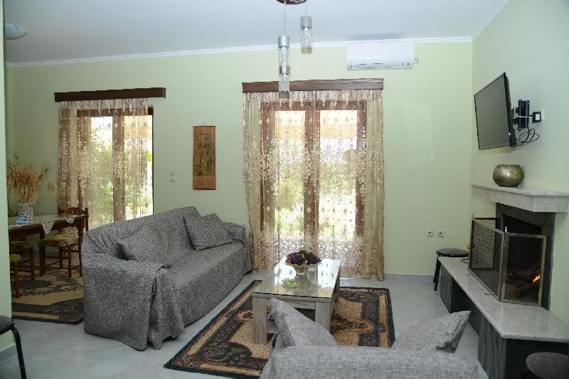 Pappas Family House with Sunny Garden View Apartment in Nafplion