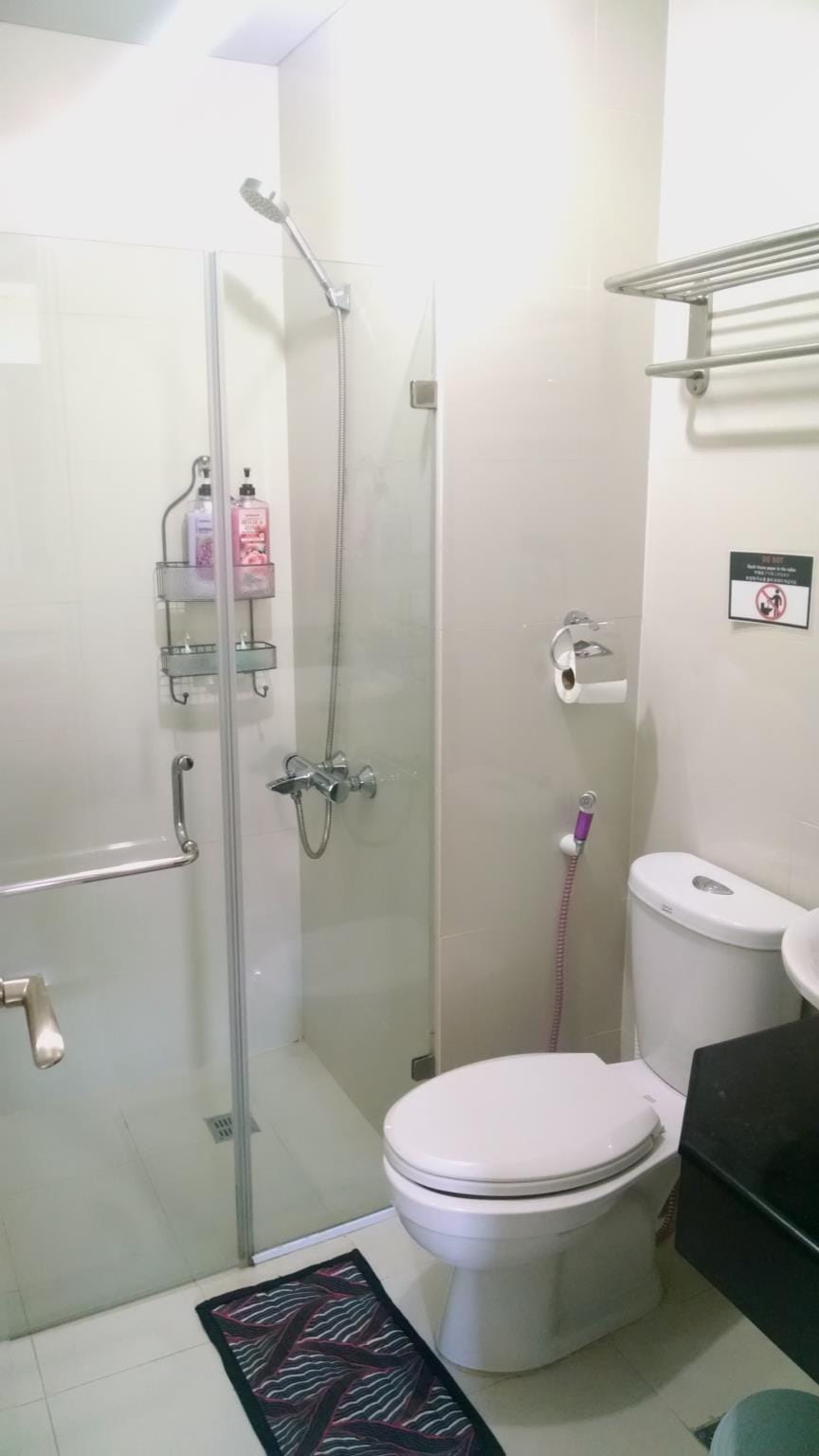 Relax while waiting, stay near the Airport.  Shh.. Apartment in Pasay
