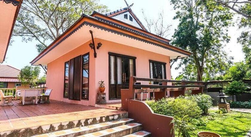 Phalaburi Resort Hotel in Chon Buri Changwat