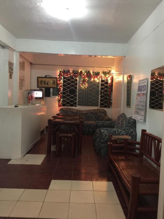 ANTIPOLO BUDGET HOSTEL,6 Family Rooms 4pax AC,Wifi Apartment in Antipolo