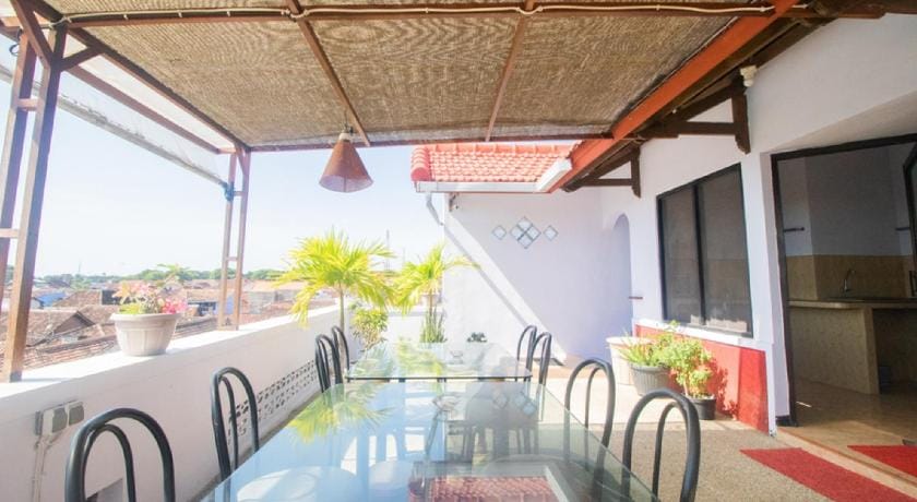 RedDoorz near Pantai Boom Bed and Breakfast in East Java