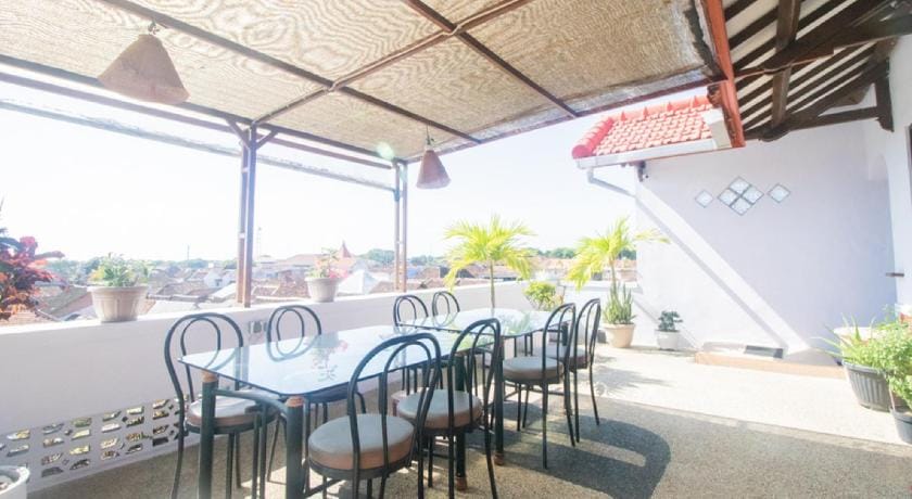 RedDoorz near Pantai Boom Bed and Breakfast in East Java