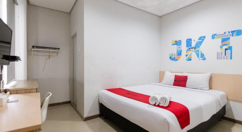 RedDoorz Plus Syariah near Mall Pondok Indah Hotel in South Jakarta City