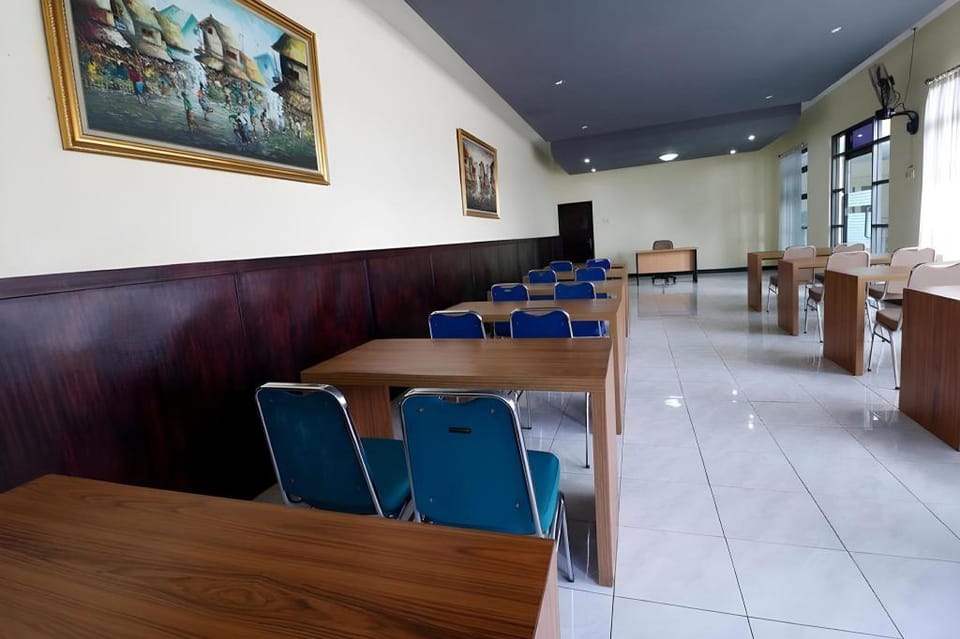 RedDoorz Plus near Universitas Indonesia Bed and Breakfast in West Java