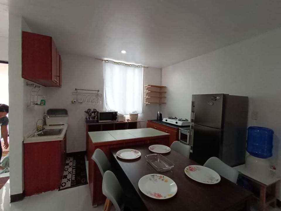 Three-Bedroom Holiday Home - 4th Floor Stairs Only Apartment in Lapu-Lapu City