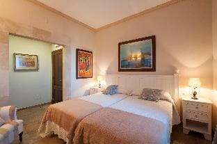 6 Bedroom Luxury Villa Just 10 Minutes From The Playa Villa in Llevant
