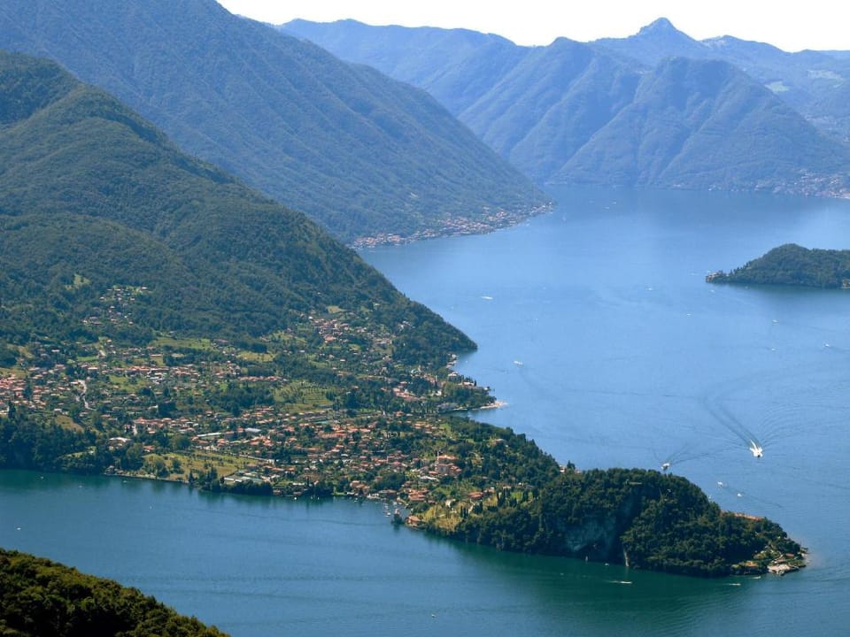 Apartment with garden and private parking Apartment in Bellagio