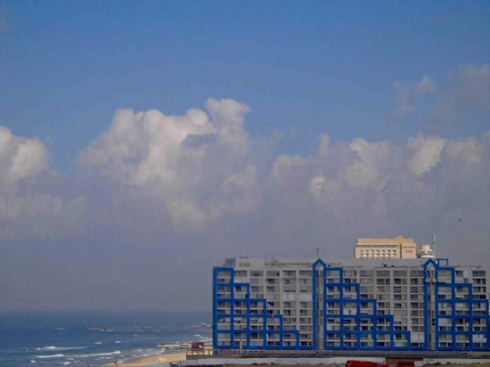 Sea View apt- enjoy facilities & benefits of livi Apartment in Center District
