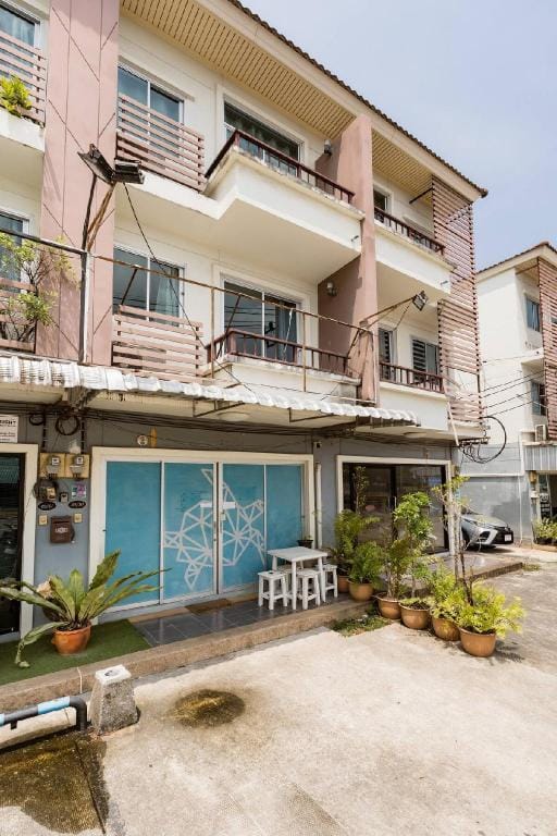 Turtle Rooms - Crab Room with Shared Bathroom Apartment in Phuket