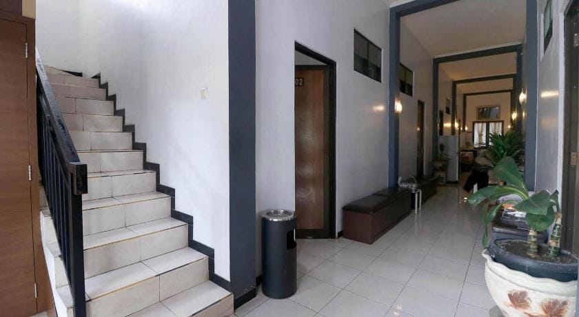 RedDoorz Plus near Undip Tembalang Bed and Breakfast in Indonesia