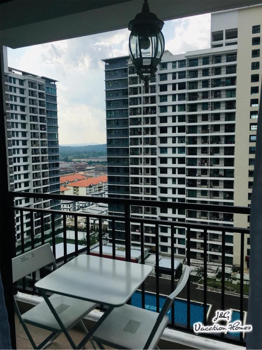 Santorini by J&G - FREE WiFi & Netflix Apartment in Johor Bahru