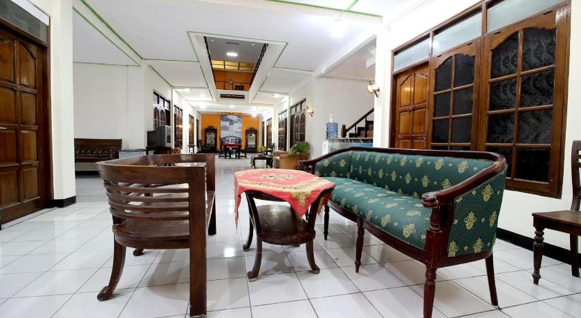 RedDoorz Plus Syariah near Lempuyangan Station 3 Bed and Breakfast in Yogyakarta