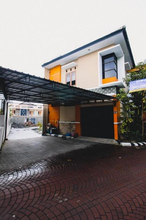 RedDoorz Plus @ Pogung Raya Bed and Breakfast in Special Region of Yogyakarta