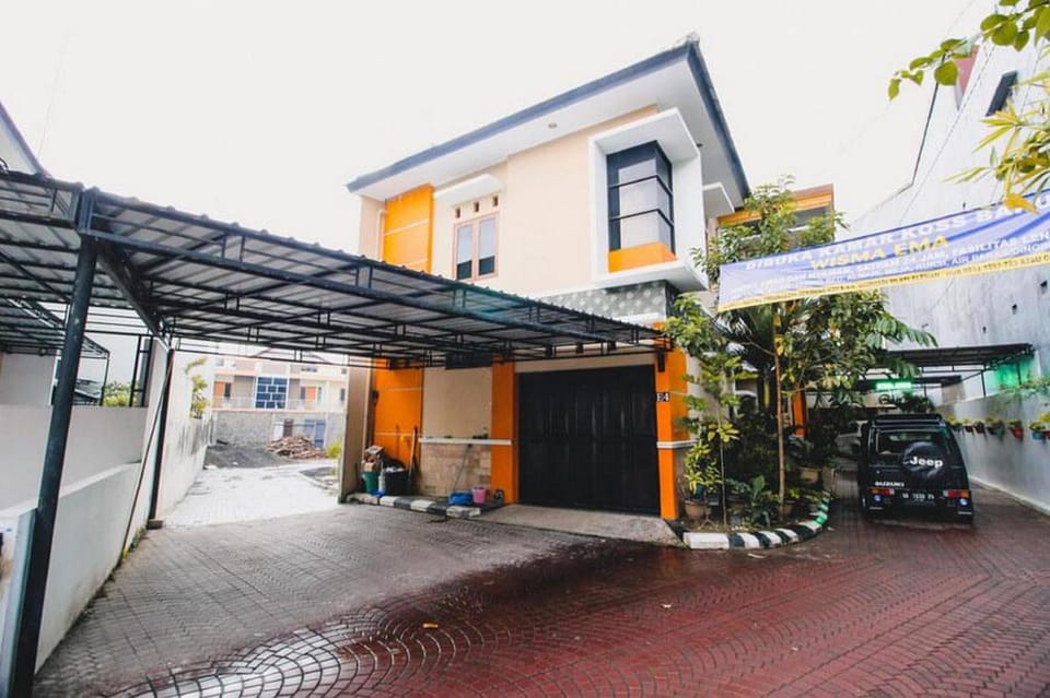 RedDoorz Plus @ Pogung Raya Bed and Breakfast in Special Region of Yogyakarta